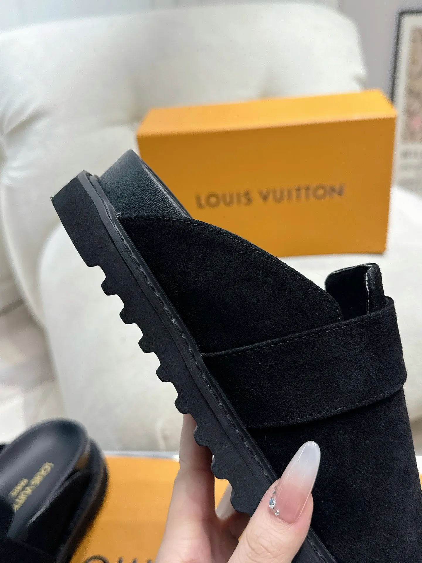 👟👟Ex-factory price 520👟👟 /lv new Baotou half-drag winterbreak comfert flat slippers lv letter and monogram floral embellished leather surface, with sheepskin lining, suitable for indoor and outdoor wear. The water table is made of high-density foam material, which is light and comfortable. The sole has a certain thickness and the heightening effect is also good! Boutique size:35-46